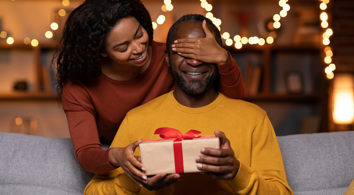 immagine di lei che consegna un regalo di san valentino a lui